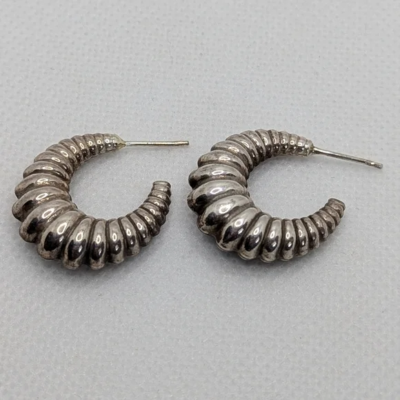 925 Scalloped Hoop Earrings - Picture 2 of 3
